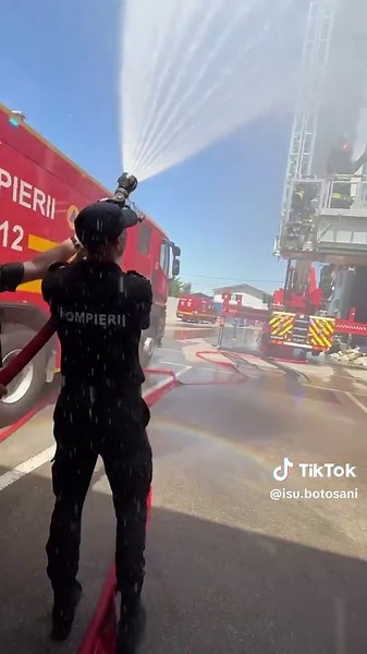 Astăzi, plt. adj. șef Ioan Cojocariu a îmbrăcat pentru ultima dată uniforma de pompier. După 36 de ani dedicați semenilor aflați în situații critice, a încheiat o carieră definită de curaj, devotament și sacrificiu. A fost o zi plină de emoții. Ultima tură. Ultimul apel. Ultimul schimb de glume cu colegii în vestiar. Mâine e prima zi dintr-o viață nouă – aceea în care poate, în sfârșit, să respire liniștit. Colegii i-au pregătit o surpriză simplă, dar plină de însemnătate: l-au udat cu apă, așa 