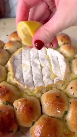 Baked brie wreath