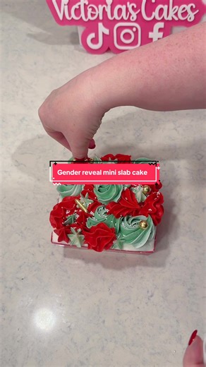 Gender reveal, but make it Christmas 🎅🏼 so glad I got to do ANOTHER Christmas themed gender reveal mini slab cake! Also, I love these gold sprinkles ✨✨ #homebakerybusiness #genderreveal #cakedecorating #sheetcake #christmasbaking