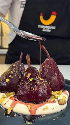 Rubi Cardenas • Recetas on Instagram: "Peras al vino tinto🍷🍐 Un clásico que nunca falla en la mesa navideña✨ ✨Ingredientes: • 1/2 taza de mi @azucarmayaguez • 1 botella de vino tinto • 1 astilla de canela • 3 anís estrella • 6 clavos de olor • Piel de 1 naranja • Piel de 1 limón • Zumo de 1/2 limón • 5 peras 💫 Termina con crema batida y pistacho troceado. . #colombia #recetas #recetasfaciles #comida #food #viral #fyp #cocina #recetarapida #cooking #recipe #RecetasNavideñas #Publicidad"