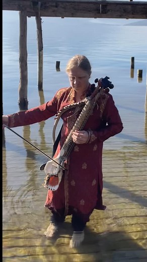 RootFlute / Daniel Hansen on Instagram: "Throwback to my first triton shell agave Esraj for two summers ago! What do you think of this wild instrument ? #esraj #dilruba #taos #india #soundjourney #soundhealing #healingvibrations #droneflute #healingmusic #432hz"