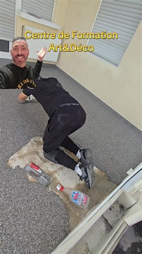 Centre de Formation Art&Déco Certifié Qualiopi t'accueille chaque semaine afin de te former dans le domaine de la résine moquette de pierre et résine pailletée. Possibilité de financement à 100%