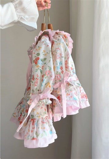 Multe ne-ați întrebat dacă rochițele sunt scurte — răspunsul e simplu: în video folosim mărimi mici, de aceea par mai scurte. Modelul este același pentru toate vârstele, doar proporțiile se schimbă ♥️ #rochite #ocaziispeciale #botez #cumetrie #mamicipetiktok #fetite #maternitate #rochita #hainecopii #fypシ゚ #recommendations