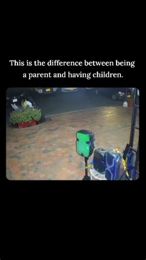 𝐀𝐫𝐢𝐚 | 𝐘𝐨𝐮𝐫 𝐏𝐚𝐫𝐞𝐧𝐭𝐢𝐧𝐠 𝐏𝐚𝐫𝐭𝐧𝐞𝐫 on Instagram: "There are two ways to view this video, and two ways to view parenthood. 👇 ​On one side, you have Duty. It’s the "Chaperone Mode." You are there physically, but your mind is elsewhere. You are watching the clock, holding the bags, and waiting for the moment to pass. You have children, but in that moment, you aren't connecting with them. ​On the other side, you have Joy. It’s the decision to drop the "cool adult" act and surrend