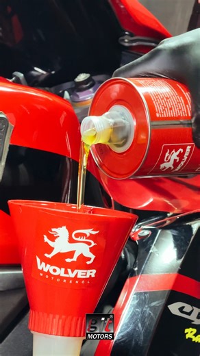 Wolver Motor Oil on Instagram‎: "أداء رياضي… وحماية تتحمل أقصى الظروف ⚙️🔥 WOLVER Four Stroke Racing 4T SAE 10W-40 🏍️ زيت نصف تخليقي عالي الأداء، مصمم خصيصًا لمحركات الدراجات النارية رباعية الأشواط الحديثة. اللزوجة: SAE 10W-40 التصنيف: API SL المواصفة: JASO MA-2 🛢️ مناسب لجميع محركات 4 أشواط المبردة بالهواء أو الماء، ويلبي المتطلبات الفنية لكبرى شركات تصنيع الموتوسيكلات. تركيبته المتطورة توفر: 🔺 حماية عالية ضد التآكل 🔺 مقاومة قوية للأكسدة 🔺 تحمل درجات الحرارة المرتفعة اختيار مثالي لعشاق الأ
