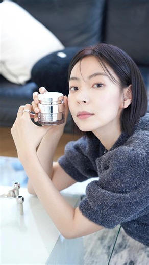 고유 (goyu) on Instagram: "왜 95%가 만족했을까요? #광고 @ottie_korea 답은 이 작은 캡슐 안에 있어요 💧 인위적으로 만든 캡슐이 아니라 영양 성분이 스스로 응집해 완성된 ‘순수 고영양 캡슐’ ✨ 피부에 닿는 순간 부드럽게 녹아들면서 요즘 제가 좋아하는, 속부터 차오르는 윤기 결을 만들어줘요 🌿 ✔ 주름 개선 소비자 만족도 95% ✔ 팔자 주름 11% 개선 ✔ 미간 주름 13% 개선 ✔ 이마 주름 5.8% 개선 고영양인데도 끈적임은 거의 없어서 아침 메이크업 전에 써도 부담 없더라구요 🤍 영양은 채우고 싶은데 무거운 건 싫은 분들, 이 느낌 좋아하실 거예요 ✨ #캡슐크림 #윤광크림 #영양크림추천 #오띠"