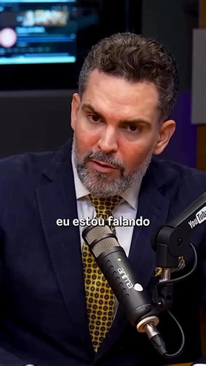 Dr. Thiago Castro on Instagram: "Estudos mostram que mulheres no espectro tendem a “camuflar” emoções e ajustar sua fala para se adequar ao ambiente social (Hull et al., J. Autism Dev. Disord., 2020). Essa adaptação constante pode parecer leve por fora, mas internamente é exaustiva. É como viver entre mundos e falar um idioma que ninguém entende direito. Mesmo em relações próximas, muitas descrevem o esforço de nomear sentimentos e desejos como um processo confuso e demorado (Milner et al., PMC,