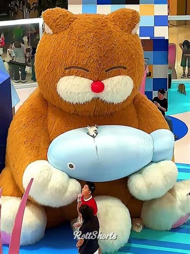 Gatinho encontrou um URSO GIGANTE! 🧸🐱