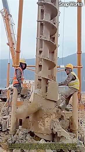 건설 현장 굴착기 스크루 토사 제거 작업 #worker #process #drilling #construction #cleaning