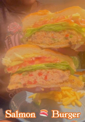 Salmon 🍣 Burger #homemade #fyp #foodtok #salmon #burgers #foryoupage #chipotlesauce #explorepage✨