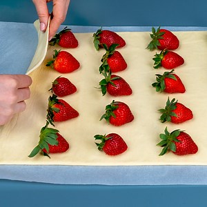 1.8M views · 10K reactions | J'en cuisine toute l'année ! Dessert à partir de 3 ingrédients, en 20 min. Ingrédients: pâte feuilletée - 400 g farine - 10 g fraises - 200 g sucre - 30 g cannelle - 10 g AU FOUR À 180 °C/20 MIN Taille du moule 32 X 45 cm pour le cocktail: fraises - 150 g jus de citron - 20 ml miel - 40 g eau gazeuse - 200 ml glace pilée - 100 g | Savoureux.tv | Facebook