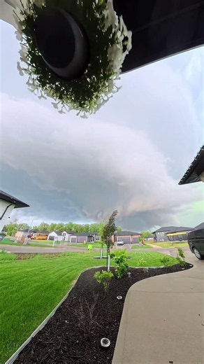 Stunning Timelapse Shows Supercell Forming in Manitoba