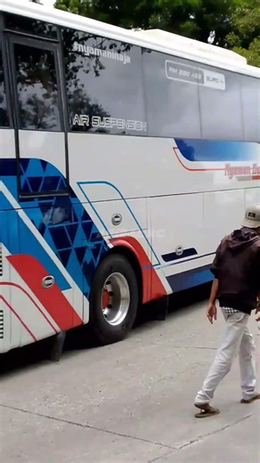 BUS NYAMAN HOLIDAY W06