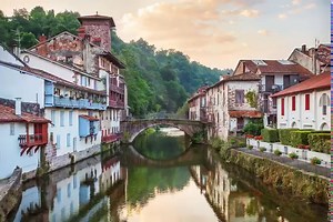 Saint-Jean-Pied-de-Port, Sare, La Bastide-Clairence, Ainhoa... Découvrez les villages labellisés "Plus beaux villages de France" au Pays basque ! 😍 Plus d'infos : http://bit.ly/plusbeauvillagebasque | Pays basque Tourisme