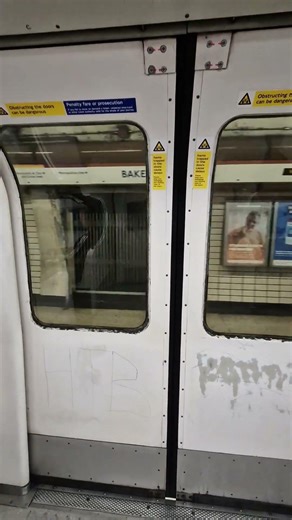 Arriving into #bakerstreet on the #bakerlooline in 1972 Tube Stock on the London Underground