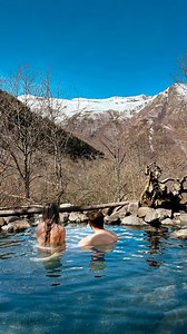 Une source d’eau chaude 100% naturelle en pleine montagne… Qui me suit ? 😏🔥 Direction les Pyrénées pour des randonnées unique qui mène à un véritable petit paradis : une source d’eau chaude naturelle en pleine montagne ♨️✨ 🥾Infos de la rando pour la première source d’eau chaude : • Départ : Mérens-les-Vals, Pyrénées ariégeois • Distance : 4,2 km • Durée moyenne : 1h50 • Dénivelé positif : 315 m L’eau de ces vasques naturelles sont entre 37 à 39ºC ♨️ 🥾 Infos de la rando pour la 2eme et 3eme s
