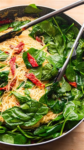 Spinach Sundried Tomato Pasta😍RECIPE: https://www.sipandfeast.com/spinach-sun-dried-tomato-pasta/ | Sip and Feast