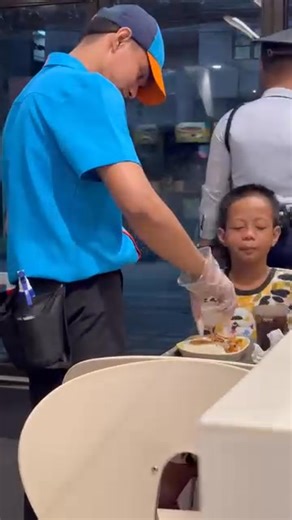 "𝑰𝑭 𝑾𝑬 𝑪𝑨𝑵 𝑱𝑼𝑺𝑻 𝑩𝑬 𝑲𝑰𝑵𝑫, 𝑻𝑯𝑬 𝑾𝑶𝑹𝑳𝑫 𝑩𝑬𝑪𝑶𝑴𝑬𝑺 𝑳𝑰𝑮𝑯𝑻𝑬𝑹." WATCH: Madamo ang natandog ang balatyagon sa ginpakita nga kaayo sang isa ka Jollibee Crew nga si Howard sa bata nga may disability sa Taguig, sang damlag lang. Makit-an nga ginplastar sini ang kalan-on sang bata kag may yara sang genuine smile sa duha samtang naga-istoryahanay. Komento pa sang mga netizen, kon tanan ang magpakita sang kaayo, mas mamag-an ini sa tagipusuon. 🎥Ju Laureta/Facebook by: K5 Ki