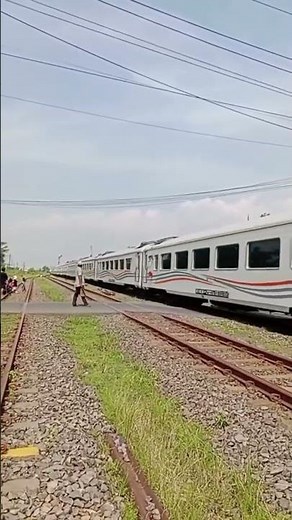 KA Mutiara timur melintas langsung di St. Porong#keretaapiindonesia #‪@Argantara14‬