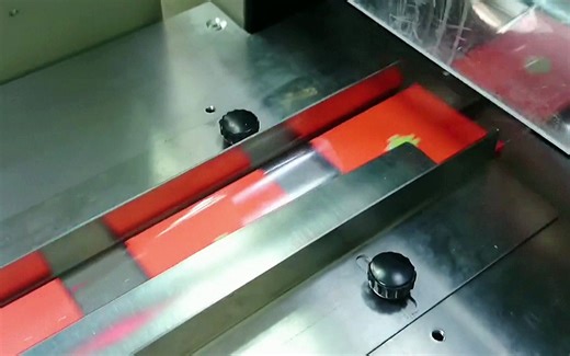 手机电池包装机，各类电子产品打包套袋机