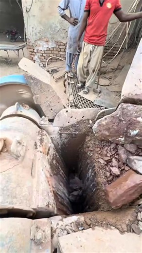 One giant rock, one big challenge! ⚡ Our crusher got jammed and the power went out 😱… so we had to pull the massive stone out with a loader and start again. Real heavy work, real crushing action! 🚜💥 Watch till the end – this is rock crushing at its toughest!” #RockCrushing #StoneCrusher #HeavyMachines #LoaderWork #CrusherJam #MachineLife #HardWork #ExtremeWork #RealEngineering #IndustrialPower #ViralEngineering #KrushingKing | crush king