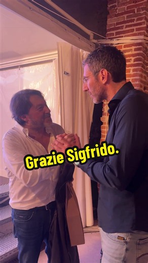 Ieri, nella splendida cornice di Soave città del libro, ho avuto modo di esternare, prima pubblicamente e poi in privato, la stima che nutro per uno dei pochissimi giornalisti italiani che godono del mio rispetto. Un raro esempio di coerenza, dignità e soprattutto coraggio. La passione che ci anima e ci guida non può essere compromessa in alcun modo dalla paura. Grazie Sigfrido, ti voglio bene.