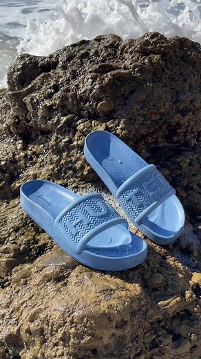 Incoming… 🌊 Get ready for summer with our BLOOM™ Slides. #HunterLOOM #HunterBoots