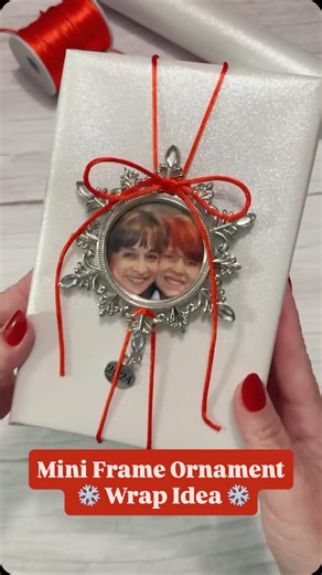 10K views · 437 reactions | Using a mini frame is such a fun alternative to a gift tag and a keepsake gift in itself! #giftwrapping #wrapping #wrappingpresents #giftwrap #giftwrappingideas | Carrie Larson | Facebook