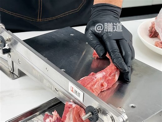 冰冻的排骨切了，那怎么也轮到新鲜的排骨了#膳道铡刀 讲解一下新鲜排骨的切割方法#膳道切骨机