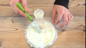 Así puedes crear una pastilla casera para limpiar el inodoro sin tocarlo