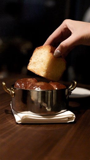 Monte🍸 「台北餐廳的好選擇 ！」 隱藏在台北安通小巷的Monte，由知名餐酒館The Flow前主廚與甜點主廚創立，餐期採兩段式，晚餐期間以套餐模式進行，而宵夜場提供單點料理。 這晚，一踏入店裡，眼前選物先是Catch my eyes，而後入座，那又舒服又愜意的氛圍，隨著耳邊傳來的稀疏笑聲，將心情融進整個餐期。 「開季菜單道數適中，6道鹹食，2道甜點，和1道清口菜，完食也不致撐飽，且價位屬實漂亮。」 開場的洋蔥搭配雞肝，以小塔的形式亮相，其中無論是獨特的洋蔥焦甜、濃厚細緻的肝香，或脆滋滋的塔皮，都讓人印象深刻；午仔魚與麻薏的組合也讓嘴巴歡喜，做為主角的魚肉熟度把控精準，而上身的魚皮煎的嘎茲焦脆，整身沾些用麻薏和蛤蜊熬成的醬汁，那尾韻淡淡苦味平衡了魚身脂味。 半煎半炸的小牛胸腺，以渾厚的油脂，在口腔留得一位，爾後分別沾取花椒油、酸豆戎第芥末醬，先是酸味入喉，而鮮味緩緩道來，兩種滋味都獲得全桌喜歡；主餐為盤客夏豬，其肉體滋味所實乾淨，與一旁紅蘿蔔泥的調性相像，拿來一同品嚐快樂無比；鹹食的最後迎來龍蝦義大利麵餃，整道菜除老相好的龍蝦鮮味，麵餃更讓人驚艷，細數厚度、嚼勁，真值得記一支大