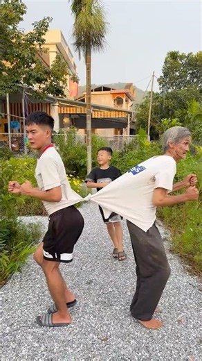 Hai ông cháu trêu đùa hãm hại cậu bé siêu dễ thương 😂😱👶🏻♥️👴 #shorts #cute