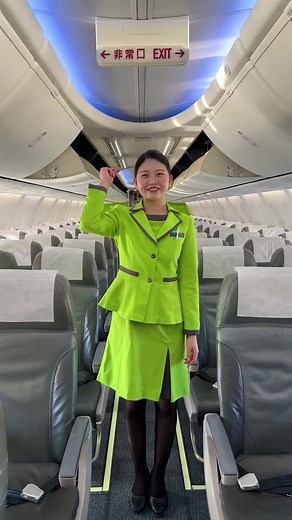 春の制服 – 女性客室乗務員の姿