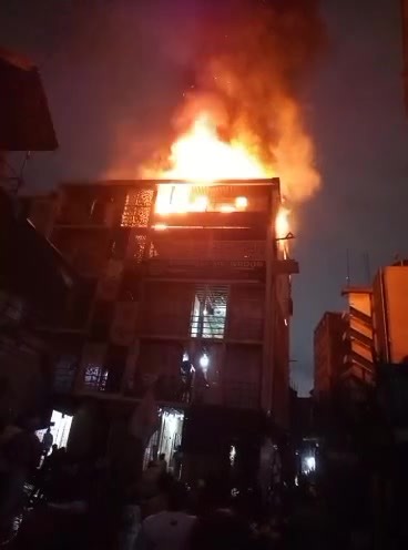 Just a few hours after the Afriland Tower / UBA Bank fire was extinguished, another building near Mandilas is on fire tonight. #fireoutbreak #Ablaze #uba #ubabank #lagos #lagosnigeria #lagosisland #lagosbusiness #balogunmarket | Kanyi Daily News