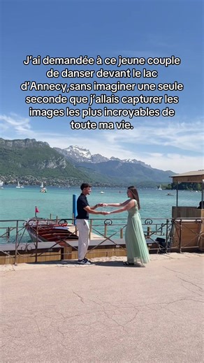 J’ai demandé à ce jeune couple de danser devant le lac d’Annecy, sans imaginer une seule seconde ce que ça allait donner. Un moment simple, spontané… et pourtant, tout était parfait. La lumière, les regards, l’instant. Tout s’est aligné sans prévenir. Comme quoi, les plus beaux moments naissent souvent sans prévenir… ✨