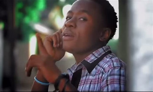 Old school bongo flava on Instagram: "Domo langu zito 🎶 Ngoma ilikuwa na melodies kali sana, kutoka kwa mkali @timbulo amnae alileta ladha ya tofauti kwenye game. Enzi hizo ngoma nyingi tempo ziko juu na melodies zikitegemewa sauti za kupanda, Timbulo alikuja na style yake ya kipekee. Ana hits chungumzima ambazo over time tutazipitia na kuzienjoy moja baada ya nyingine. Kama una mwanao yoyote domo zege mtumie hii, umkimbushe aache utimbulo. Domo langu - Timbulo #zilipendwabongo #bongofleva #old