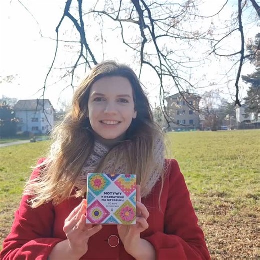 Gabutki on Instagram: "[Recenzja] Uwaga, uwaga, nauczyłam się czytać schematy rysunkowe! 🎉 Pomogły mi w tym „Motywy kwadratowe na szydełku” z @wydawnictwo_rm, które miałam przyjemność przetestować. W środku znajdziecie instrukcję krok po kroku, jak czytać takie schematy. Mi osobiście najbardziej przydała się legenda znaków. Super sprawa, fajnie mieć coś takiego zawsze pod ręką. Instrukcje tekstowe zaczęłam czytać, ale trochę się w nich zaplątałam i finalnie szybciej poszło mi po prostu analizow