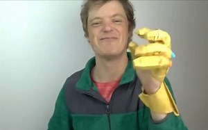 Jeremy Shafer折纸：灭霸手套。折完后，打个响指，嘿嘿........