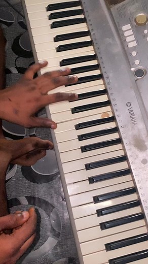 Yamaha Keyboard Playing: Close-Up Hands Tutorial