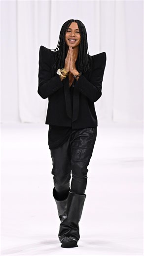 ELLE Nederland on Instagram: "Olivier Rousteing stopt als creatief directeur bij Balmain. De ontwerper werd in april 2011 aangesteld en werd als 25-jarige de jongste die als niet-oprichter een toonaangevend modehuis leidde. ‘Ik ben enorm trots op alles wat ik heb bereikt, en ontzettend dankbaar voor mijn uitzonderlijke team bij Balmain – mijn gekozen familie – op een plek die de afgelopen veertien jaar mijn thuis is geweest’, schrijft hij in een verklaring. Wie hem opvolgt is nog niet bekend. Be