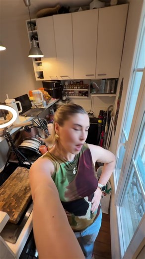 dernière recette dans ma cuisine 🥹 La cuisine qui a vu naître ce compte, mon appart depuis 8 ans qui m’a vue grandir et devenir adulte ça me fait tout bizarre j’avoue… mais si heureuse et hâte de vous tourner des contenus dans ma nouvelle cuisine ! 😍 ⭐️ Vous voulez que j’écrive la recette de ce saumon miel moutarde avec concombre à la crème ? Dites le moi en commentaire 🤍