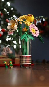 Ci mali pomocnicy są bezcenni w dzieleniu się świąteczną magią! 🎄 | LEGO