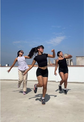 Taller de Huaylarsh Mayo 🌸 Ya te inscribiste? Aprende a bailar Huaylarsh desde cero ✨🙌🏻 martes y jueves 7:00 pm #huaylarsh #clasesdehuaylarsh #lima #huaylarshmoderno #danzaperuana