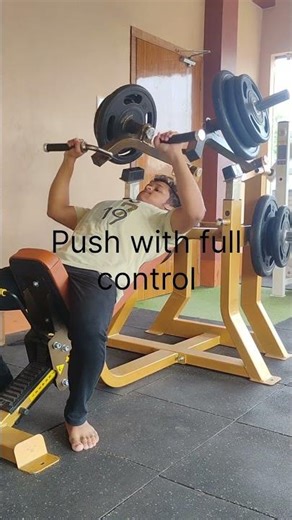 Incline machine press to build upper chest strength #workout #gymrat #chest #fitness #chestpress