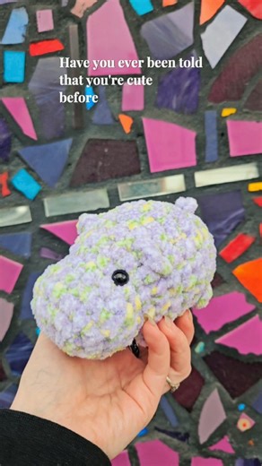 This little hippo knew she had big shoes to fill after her giant bestie stole the spotlight the other day 🦛💗 She waddled in anyway, and when asked “Have you ever been told you’re cute before?” She cleared her throat, and said “…Yes. My mom told me.” (points proudly to giant hippo off-camera) “She’s right there.” Turns out confidence runs in the hippo family 🥹 Small body, BIG cute energy. Pattern @pawgysplace Yarn loops and threads Stuffing @fairfieldworld #crochetcute #handmadefriends #amigur