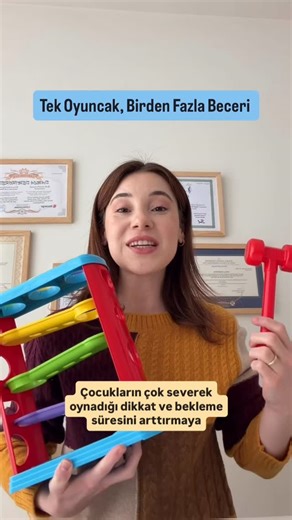 Oyun İle Gelişim - Damla Demirören Akkoç on Instagram: "Bu mini top oyunu, doğru yönlendirmelerle birçok gelişim alanına aynı anda katkı sağlar 🌱 Topların aşamalı olarak aşağıya inmesi, çocuğun beklemesini ve süreci takip etmesini sağlar; bu da dikkat ve bekleme süresini destekler. Ben bu oyunda gelişim alanlarını şöyle destekledim 👇 🎨 Renk eşleme: “Yeşil top yeşil yere”, “Sarı topu sarı yere koy.” 👂 Komut alma (alıcı dil): “Şimdi sıra sende”, “Sarı topu sen koy”, “Hadi sen de yap.” 🗣️ Dil 