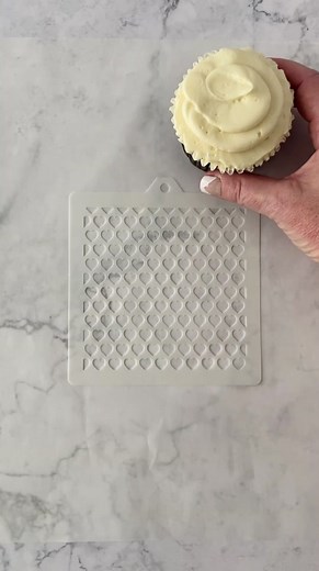 ᔕTEᑎᑕIᒪEᗪ ᒪOᐯE ᑕᑌᑭᑕᗩKE Here’s a cute cupcake using the stenciled flat top cupcake technique by @Sophia Mya Cupcakes .💕 #cupcakes #flattopcupcake #stenciledcupcake #cupcakeinspo #lisacarolbakes