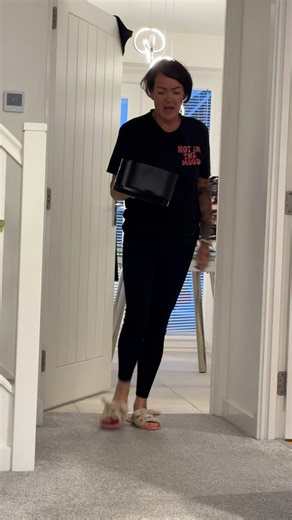 868K views · 7.7K reactions | Sorry if this offends you Mums not happy with dad cause he can’t even cook a pizza #food #foodie #foodreview | Right Guys Reviews | Facebook