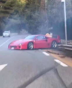 L'INCIDENTE DELLA FERRARI F40 DI LANDO NORRIS: ECCO IL VIDEO La Ferrari F40 di Lando Norris, con pesanti danni nella parte posteriore, era già stata immortalata per le strade di Monaco qualche settimana fa. Adesso è spuntato in rete un video che riprende il momento dell'incidente, filmato dal conducente dell'auto che seguiva la supercar di Maranello (la targa è proprio quella della F40 di Norris). Resta il mistero su chi fosse il conducente della Ferrari: il pilota McLaren in quei giorni era all