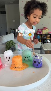 FIZZY HALLOWEEN FUN 🎃 A 2 in 1 science activity to do with your little one 👻 How to: - draw your faces on cups with expo marker - add vinegar to cups - on the lid add paint and smear (so it doesn’t drip) - have your little ones shake and watch the magic ✨ - then add baking soda for even more fun! #scienceforlittles #scienceforkids #scienceexperiments #learningthroughplay #kidsactivities #toddleractivities | Cynthia Gutierrez